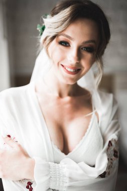 Zarif beyaz elbiseler içinde güzel bir gelin