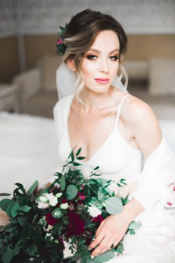 Zarif beyaz elbiseler içinde güzel bir gelin