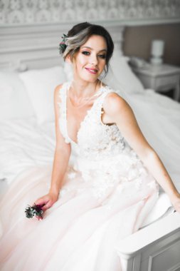 Zarif beyaz elbiseler içinde güzel bir gelin