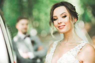 Lüks evli çift, gelin ve damat eski şehirde poz veriyor.