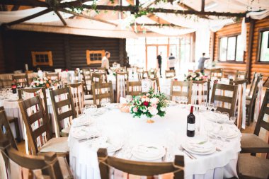 Düğün töreni için hazırlanmış bir restoranın içinde.