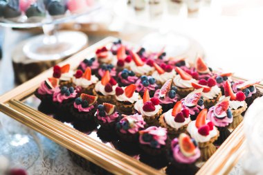 Düğün şekeri büfesinde lezzetli tatlılar, tatlılar, kekler.