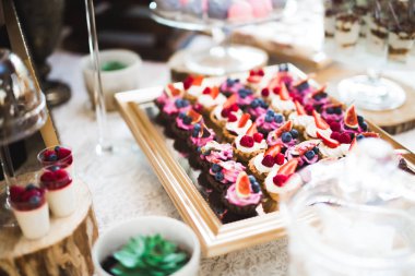 Çeşitli lezzetli tatlılar, yemek fikirleri ve kutlamalarla dolu bir büfe.