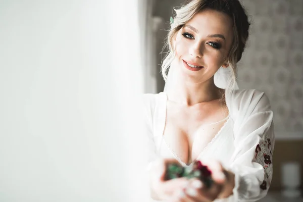 Bella sposa di lusso in elegante abito bianco — Foto Stock