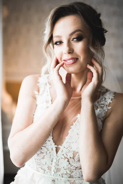 Belle mariée de luxe en robe blanche élégante — Photo