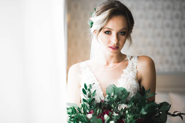 Bella sposa di lusso in elegante abito bianco — Foto Stock