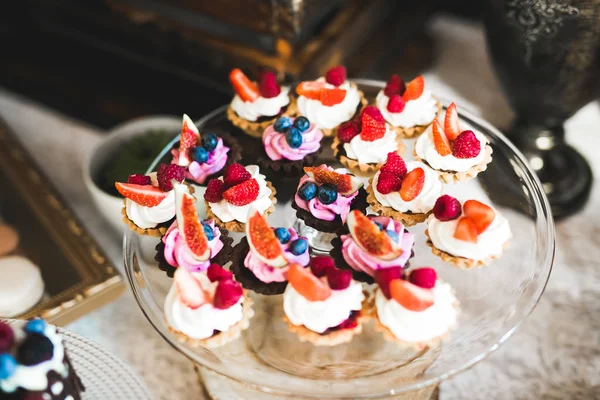 Düğün şekeri büfesinde lezzetli tatlılar, tatlılar, kekler.