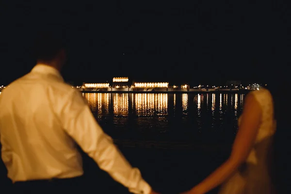 Lüks bir düğün çifti, gelin ve damat lüks şehirde poz veriyor. — Stok fotoğraf