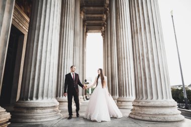 Lüks bir düğün çifti, gelin ve damat lüks şehirde poz veriyor.