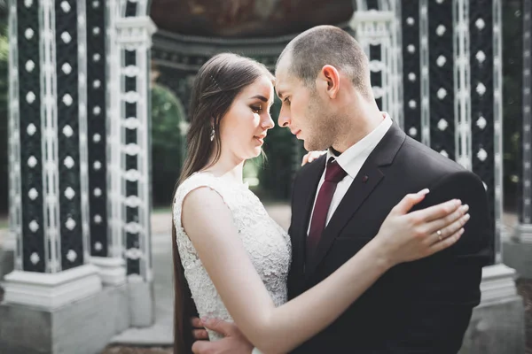 Genç bir çiftin şehvetli portresi. Açık hava.