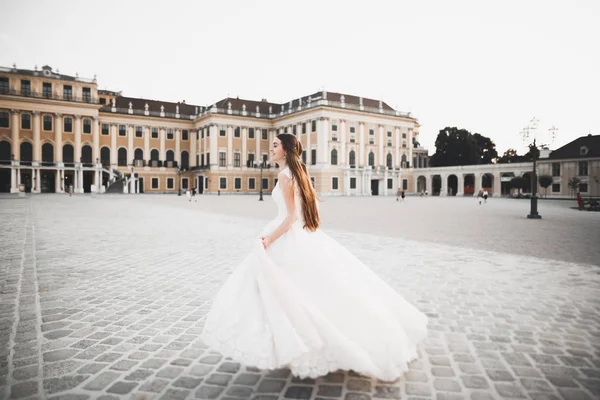 Zarif beyaz elbiseler içinde güzel bir gelin