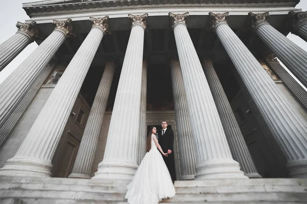 Lüks düğün çifti, gelin ve damat Viyana 'da poz veriyor.