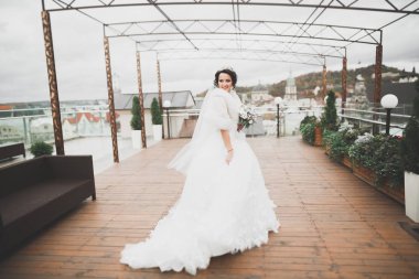 Güzel gelin şehirde mükemmel elbise ile iplik