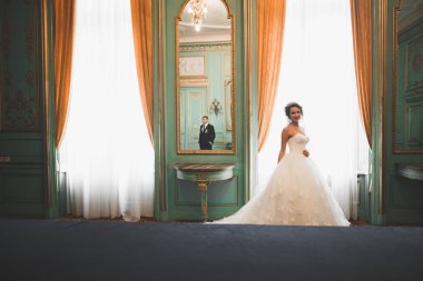 Lüks evli çift, gelin ve damat eski şehirde poz veriyor.