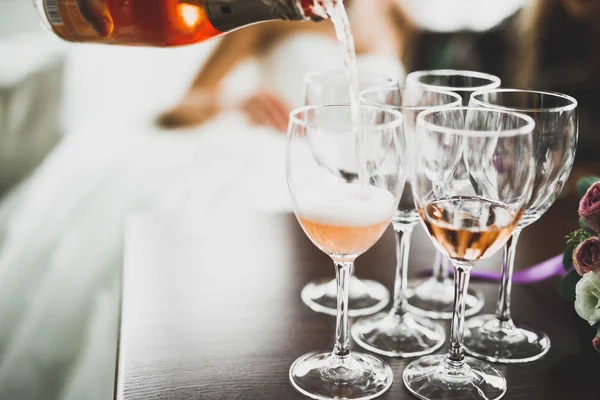 Luksusowe szklanki z szampanem na stole — Zdjęcie stockowe