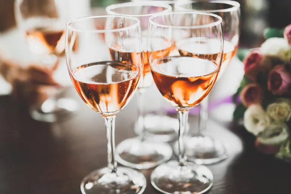Luxe glazen met champagne op tafel — Stockfoto