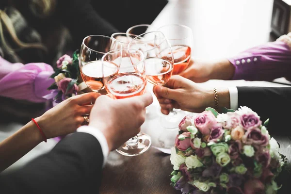 Braut Und Bräutigam Mit Champagnergläsern — Stockfoto