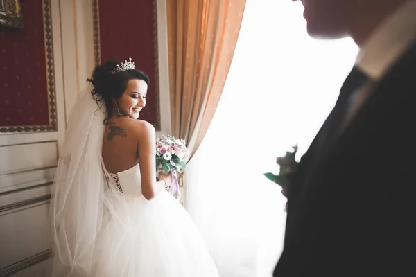 Casamento de luxo casal, noiva e noivo posando na cidade velha — Fotografia de Stock