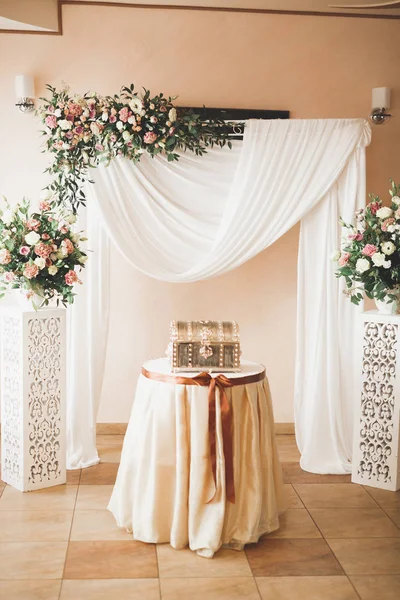 Decorations for the wedding ceremony. Beautiful flowers — Stock Photo, Image