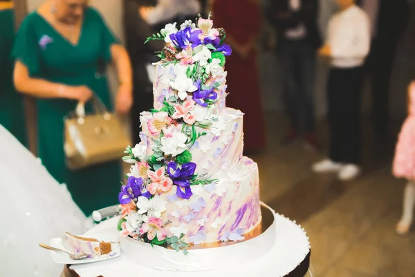 Pastel de boda decorado de lujo en la mesa —  Fotos de Stock