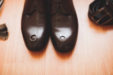 İki altın alyans izole edilmiş arka plan