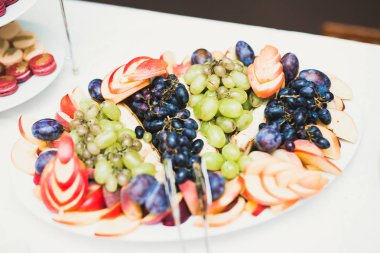 Enfes ve lezzetli bir tatlı masası ve resepsiyonda kapkek fotoğrafları.