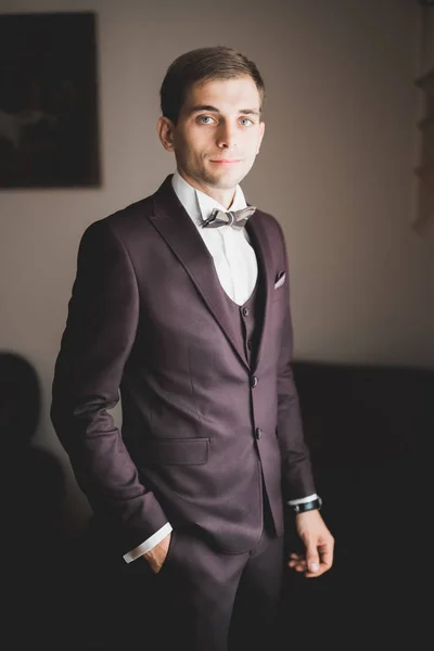 Schöner Mann, Bräutigam posiert und bereitet sich auf Hochzeit vor — Stockfoto