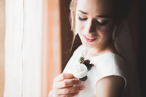 Splendida Sposa Accappatoio Posa Preparazione Cerimonia Nozze Faccia Una Stanza — Foto Stock