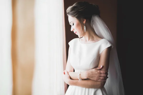 Portrait of beautiful bride with fashion veil at wedding morning — Stock Photo, Image