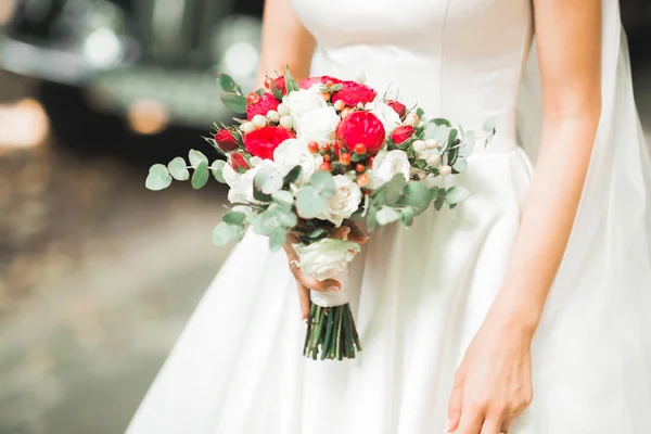 Retrato de uma noiva de moda bonita, doce e sensual. Maquiagem de casamento e cabelo — Fotografia de Stock