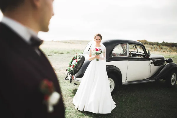 Güzel Yeni Evli Çift Siyah Arabanın Yanında Poz Veriyor — Stok fotoğraf