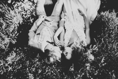 Romantik, peri masalı, mutlu yeni evli çift parkta sarılıp öpüşüyor, arka planda ağaçlar...