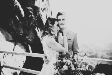 Düğün gününde damadın ve gelinin dağların eteklerinde mutlu mesut evlenecekler. Doğada mutlu evlilikler, yumuşak güneşli ışıklar.