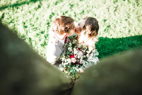 Incredibile felice gentile elegante bella coppia romantica caucasica sullo sfondo antico castello barocco — Foto Stock