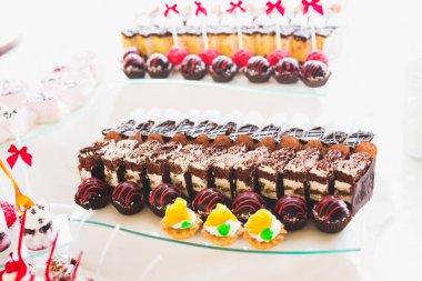 Düğün şekeri büfesinde lezzetli tatlılar, tatlılar, kekler.