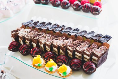 Bir büfe üzerinde pişmiş tatlı çeşitleri