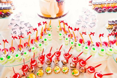 Bir büfe üzerinde pişmiş tatlı çeşitleri