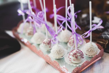 Düğün şekeri büfesinde lezzetli tatlılar, tatlılar, kekler.