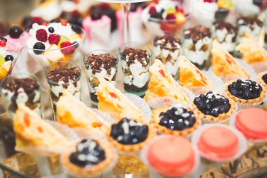 Düğün şekeri büfesinde lezzetli tatlılar, tatlılar, kekler.