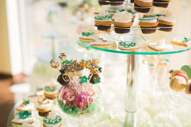 Düğün şekeri büfesinde lezzetli tatlılar, tatlılar, kekler.