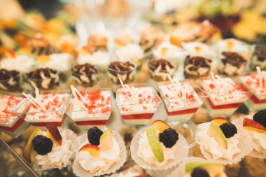 Enfes ve lezzetli bir tatlı masası ve resepsiyonda kapkek fotoğrafları.