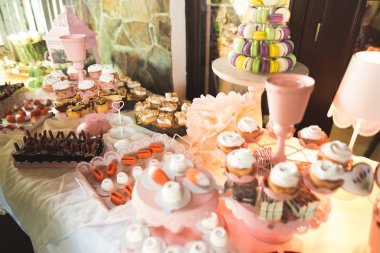 Bir büfe üzerinde pişmiş tatlı çeşitleri