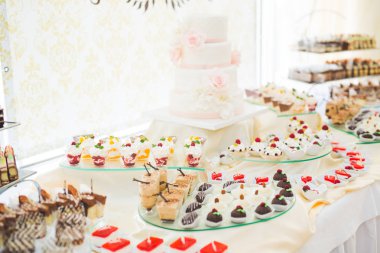 Bir büfe üzerinde pişmiş tatlı çeşitleri