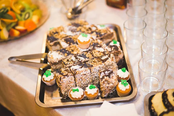 Pyszne słodycze na weselnym bufecie z deserami, babeczkami — Zdjęcie stockowe