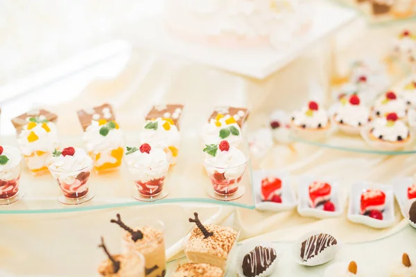 Düğün şekeri büfesinde lezzetli tatlılar, tatlılar, kekler. — Stok fotoğraf