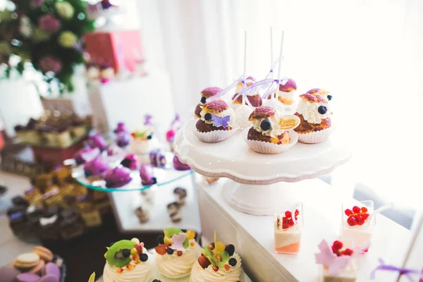 Doces Deliciosos Buffet Doces Casamento Com Sobremesas Cupcakes — Fotografia de Stock