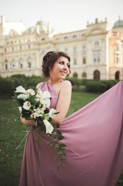 Güzel kadın, güzel kokulu pembe elbiseli gelin