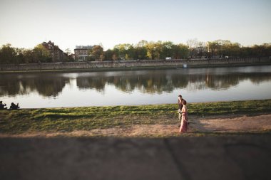 Güzel benzersiz Çift düğün günün Krakow Visla nehir kenarında yürüyor