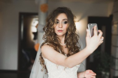 Güzel gelin düğünden önce evinde selfie yapma