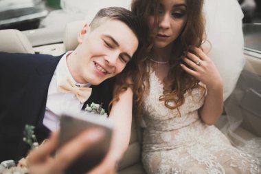 Mutlu Damat Düğün gününde güzel gelini ile selfie alarak